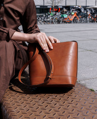 DECADENT COPENHAGEN EDITH small bucket bag Crossbody-väskor Vegetal Cognac