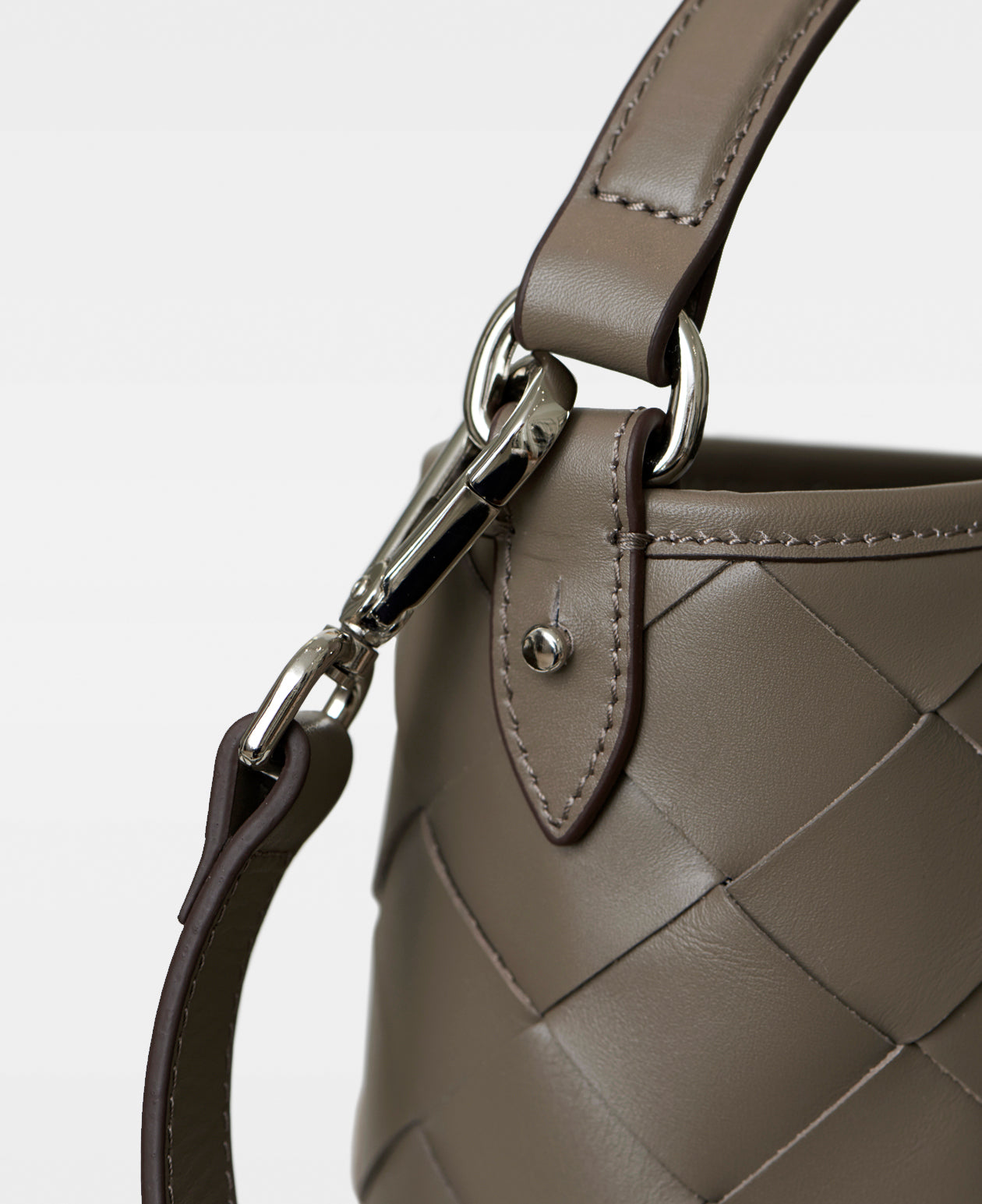 DECADENT COPENHAGEN LOIS woven bucket bag Handväska Clay
